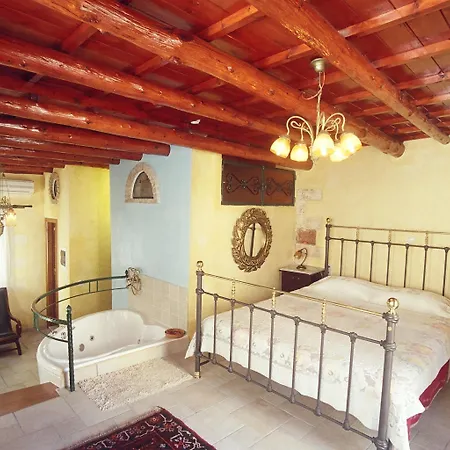 Ifigenia Lux Maisonette In Oldtown And In Theriso Vilage 14 Km Outside Of Chania ハニア